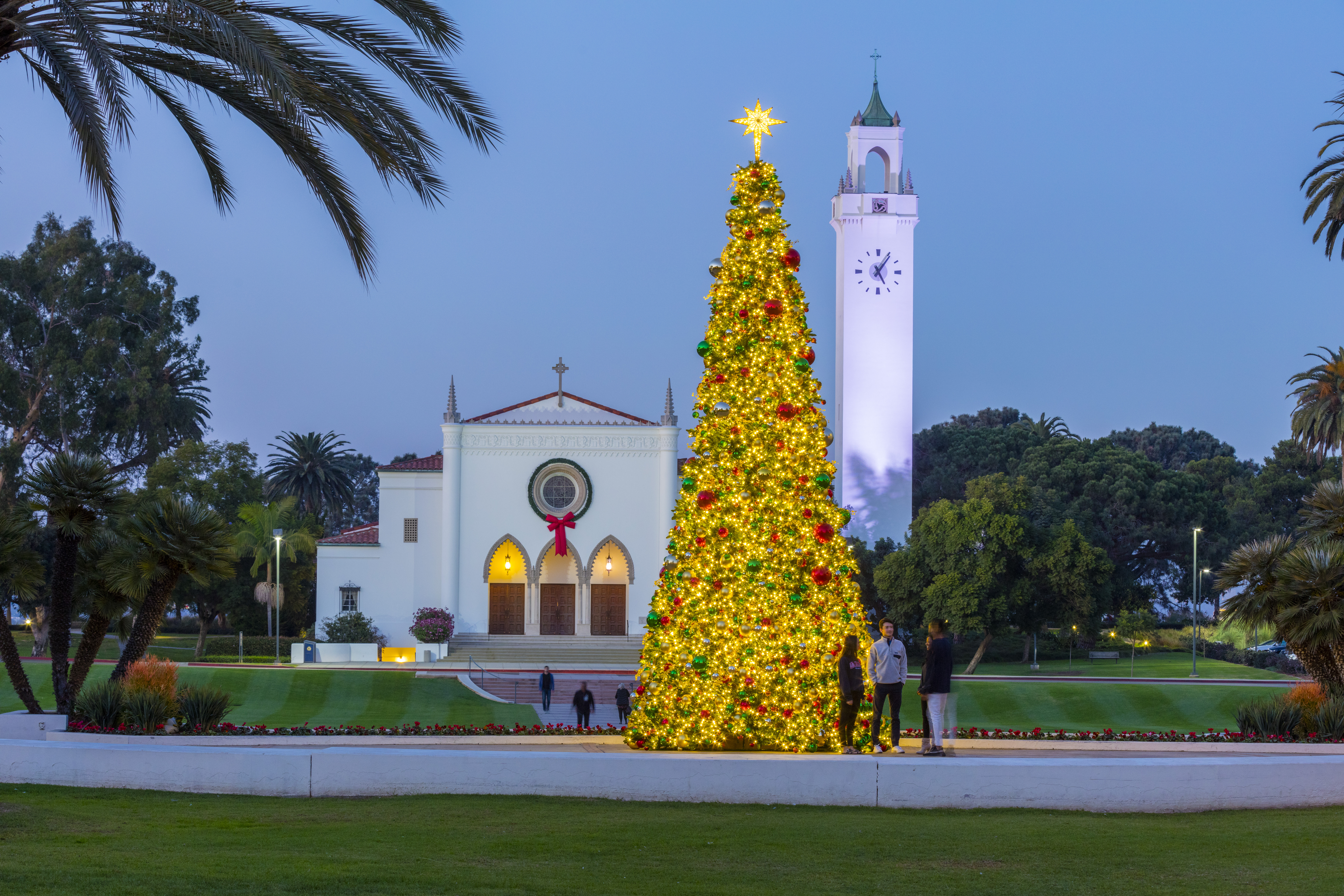 hi res DZP 7546 - Christmas Tree Lighting Tradition Brings LMU, Neighbors Together